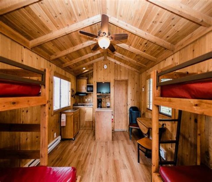 Does Algonquin Park have cabins?