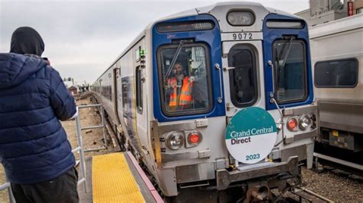 Does the Long Island Railroad go to JFK airport?