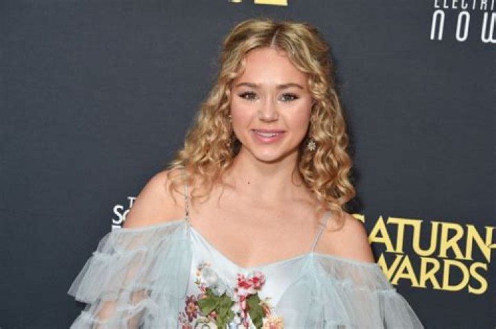 How did brec bassinger become an actress?