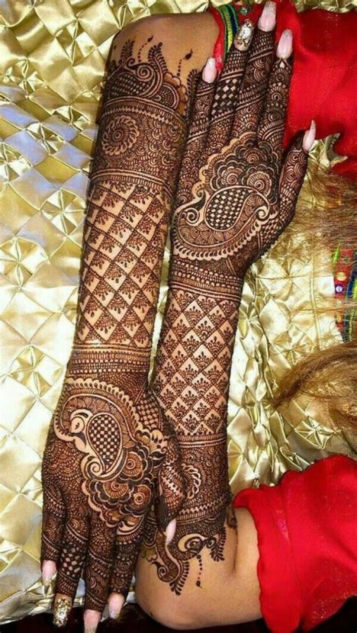 How do you apply bridal mehndi?