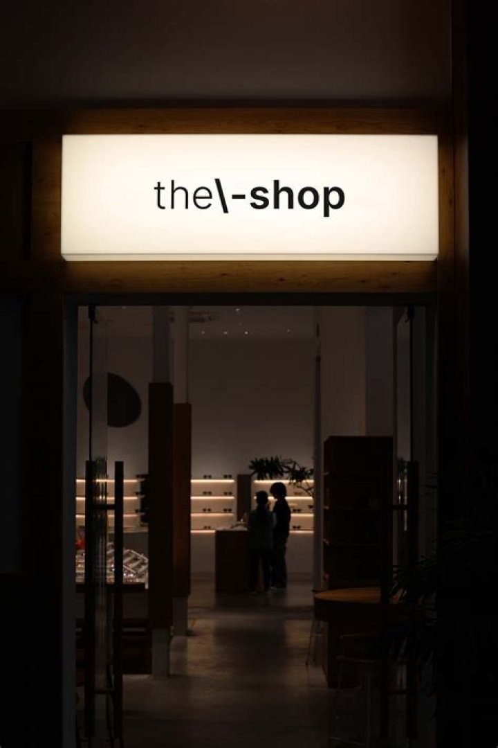 How do you make a shop name board?