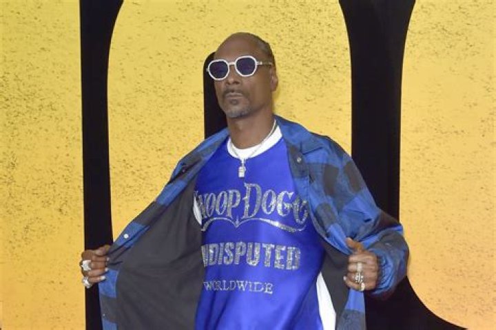 How many albums has Snoop Dogg sold worldwide?