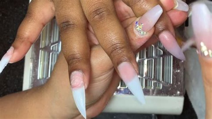Is a full set acrylic nails?