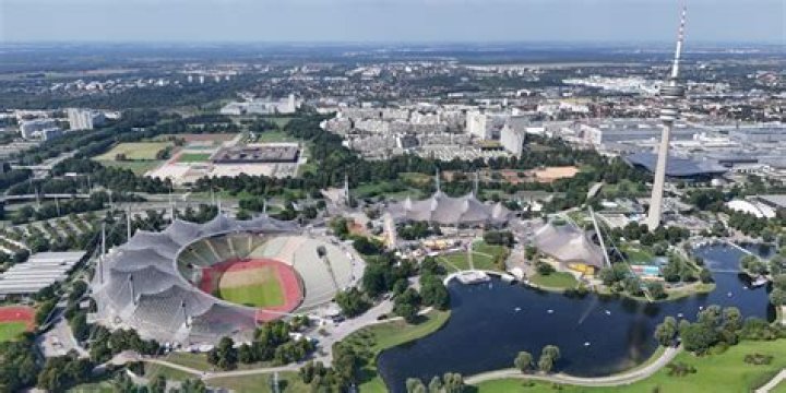 Wer baute das Olympiastadion in Berlin?
