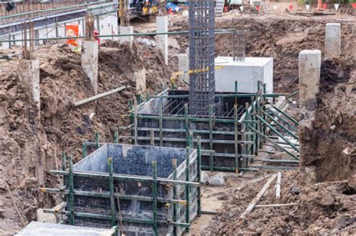 What does it mean to pin footings?