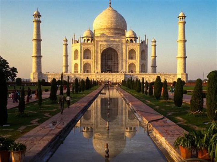 What does the Taj Mahal look like?