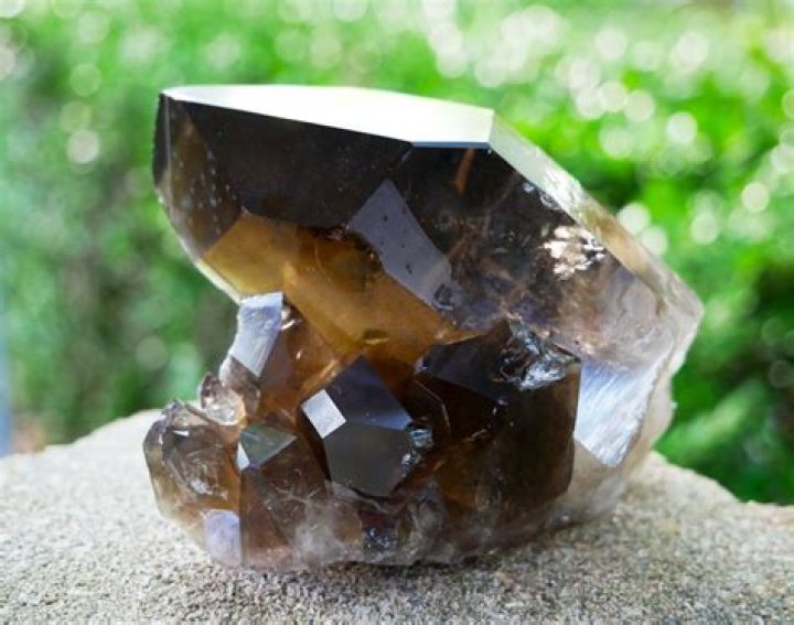 Where should smoky quartz be placed in the house?