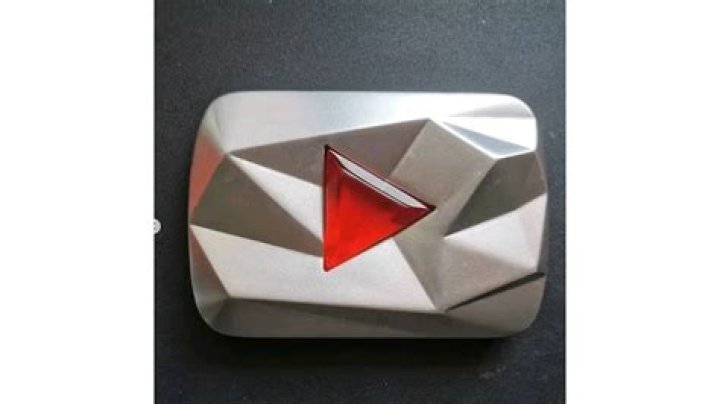 Who has custom play button?
