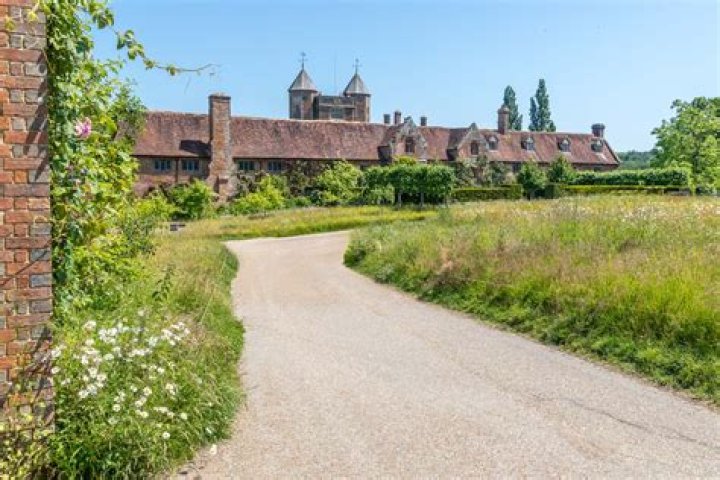 Who lived in Sissinghurst Castle?