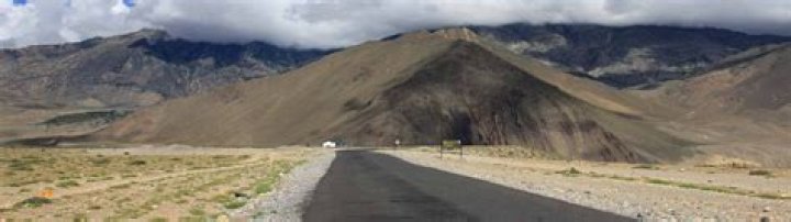 Why are Manang and Mustang deserts?